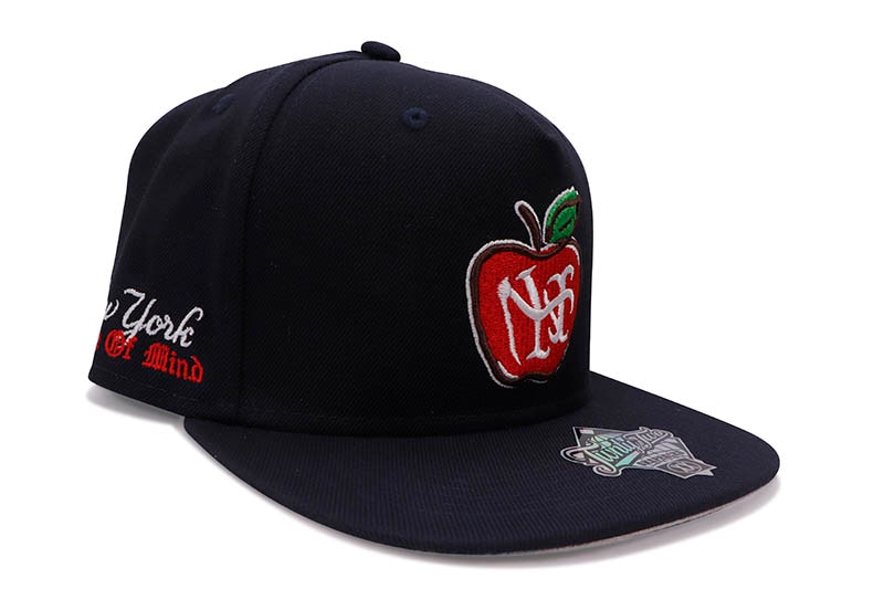 TWNTY TWO NY APPLE SNAPBACK CAP (NAVY)