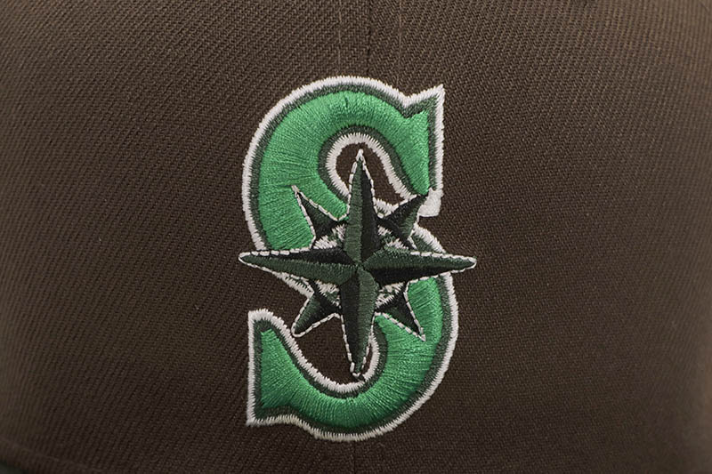 NEW ERA SEATTLE MARINERS 59FIFTY FITTED CAP (30TH ANNIVERSARY CUSTOM SIDE PATCH/MOUNTAIN PINE UNDER VISOR/WALNUT BLACK)