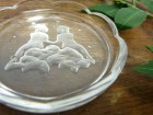 サンドブラスト加工 二人の子供 ガラストレイ【中古】|置物・トイ|インテリア