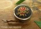 ドイツ製 花の刺繍のヴィンテージ / メジャーテープ / 巻尺(inch&cm) 【中古】【メール便可】|置物・トイ|インテリア