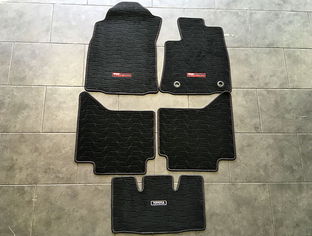 ハイラックスGRスポーツ　フロアマット マイナー後ハイラックスGRスポーツ純正フロアマットセット タイトヨタ