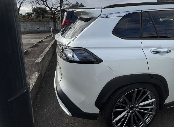 カローラクロス リアルーフスポイラー タイTOYOTA純正 塗装済み（089