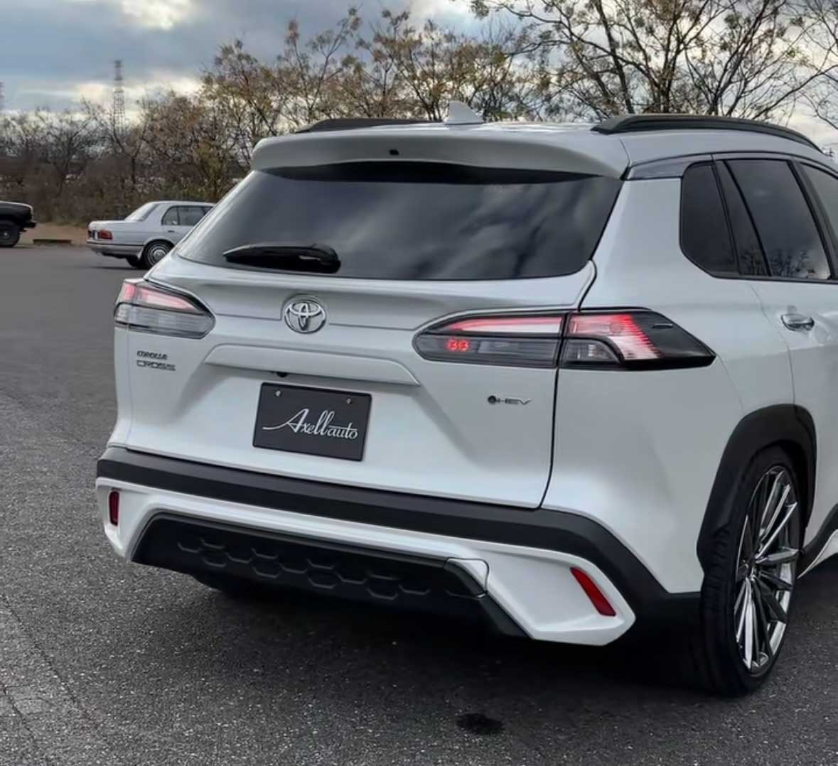 カローラクロス タイTOYOTA純正 リアゲートスポイラー 塗装済み（089