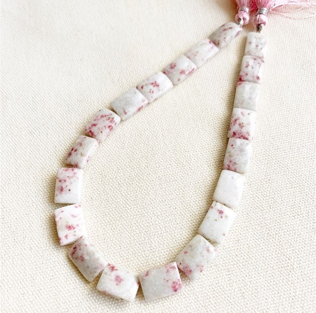 【Ruby】希少石エピドートインスキャポライトのネックレストップ Ruby】希少石エピドートインスキャポライトのネックレストップ