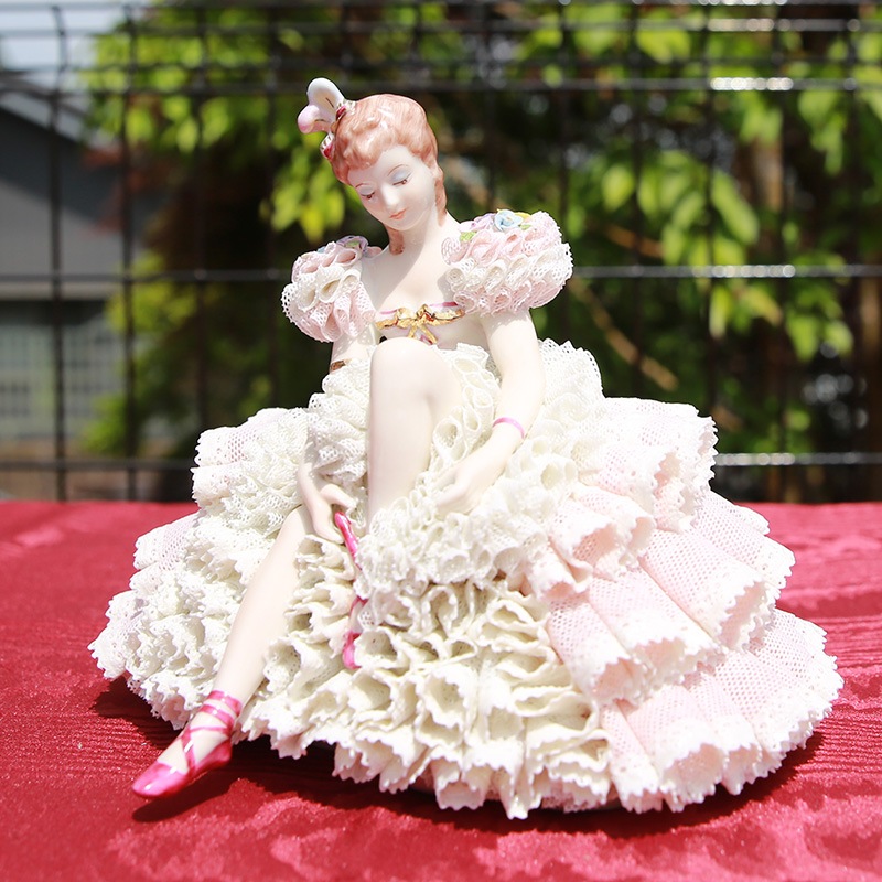 アイリッシュドレスデンレース磁器人形