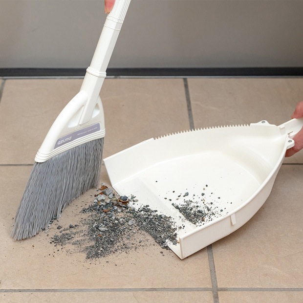 ポイント倍 送料無料 快適百貨玄関タイルブラシスポンジつなぎ柄 ホワイト とpk玄関ほうき チリトリの2点セット 場所から探す 玄関 快適百貨 本店