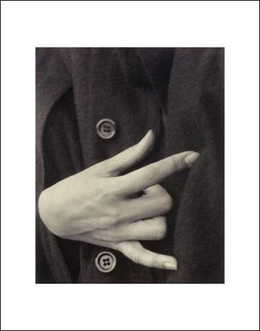 Georgia OKeeffe A Portrait (3) 1918（アルフレッド スティーグリッツ）