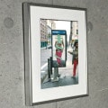 限定マット額装品/カウズ【Untitled DKNY 1997】（ブライアン・ドネリー）|新入荷ポスター