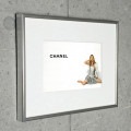 額装済マット作品/2004　CHANEL KATE MOSS(ケイトモス）KARL LAGERFELD（カール ラガーフェルド）|ポスター