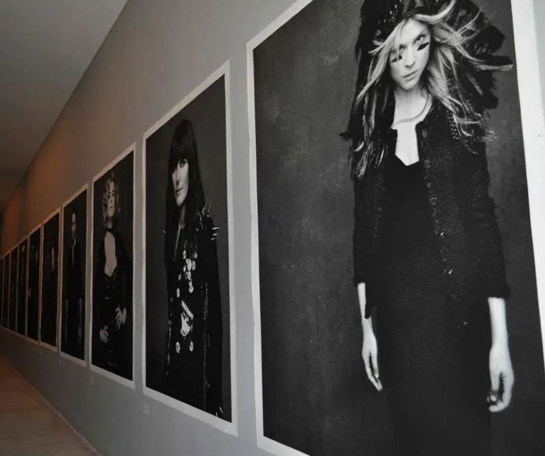 シャネル The Little Black Jacket ジョージア メイ ジャガー カール ラガーフェルド F ポスター販売のアズポスター ポスター アートポスター フレームも販売中