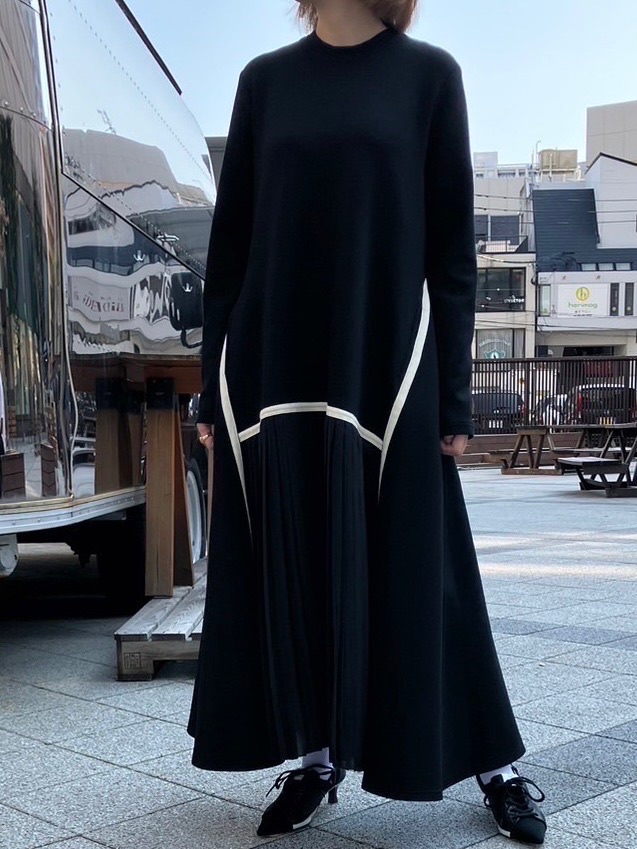 MAISON MAVERICK PRESENTS カットソーワンピース MAISON MAVERICK PRESENTS 前プリーツ ストレッチ ジャージ