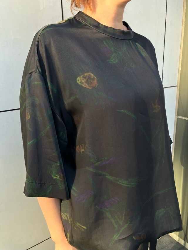 niar.nippon   ニア―ニッポン　824-2526　ボタニカルプリントオ―バ－Ｔシャツ　ブラック柄