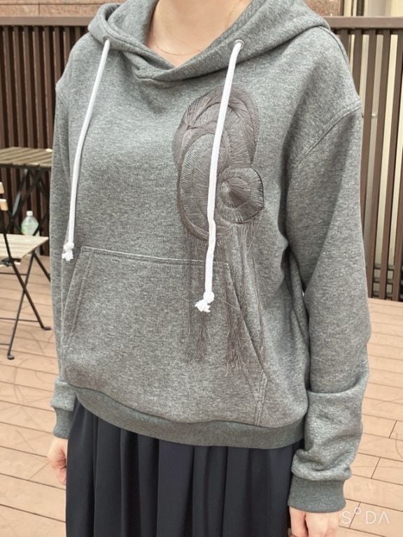 EZUMi  エズミ  2025FW  タイムエンブロイダリ－フーディ－　CHARCOAL GRAY/BLACK  YEAW25CS04 