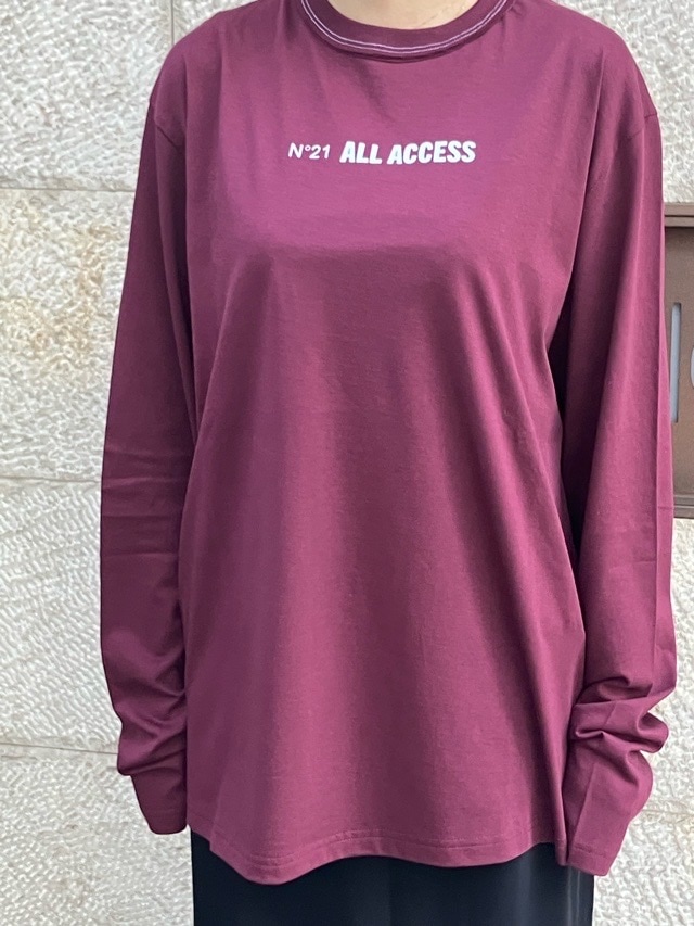 N°21　ヌメロヴェントゥーノ  25I-F041-6328  長袖ステッチ ロゴ Ｔシャツ 　BURGUNDY / WHITE  