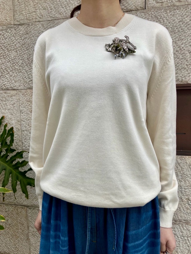 N°21　ヌメロヴェントゥーノ    ブローチ付き 長袖 綿 ニット セーター      26S-A013-7604　   WHITE (1111) / RED (4571) / GRAY (8993)