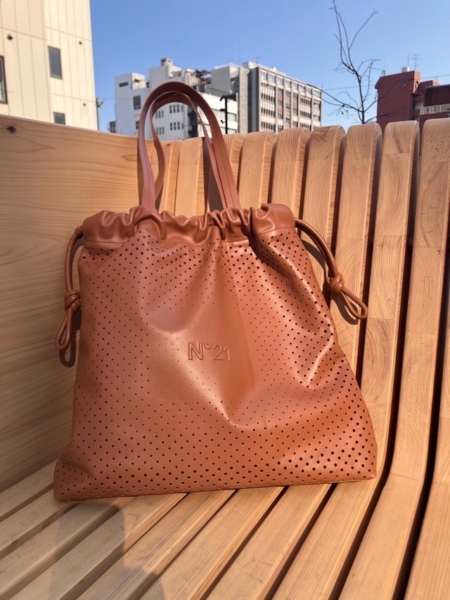 N°21　ヌメロヴェントゥーノ  25S-988VTT1  Ｅｖａショルダーレザ－パンチング ト－トバッグ/CAMEL　  