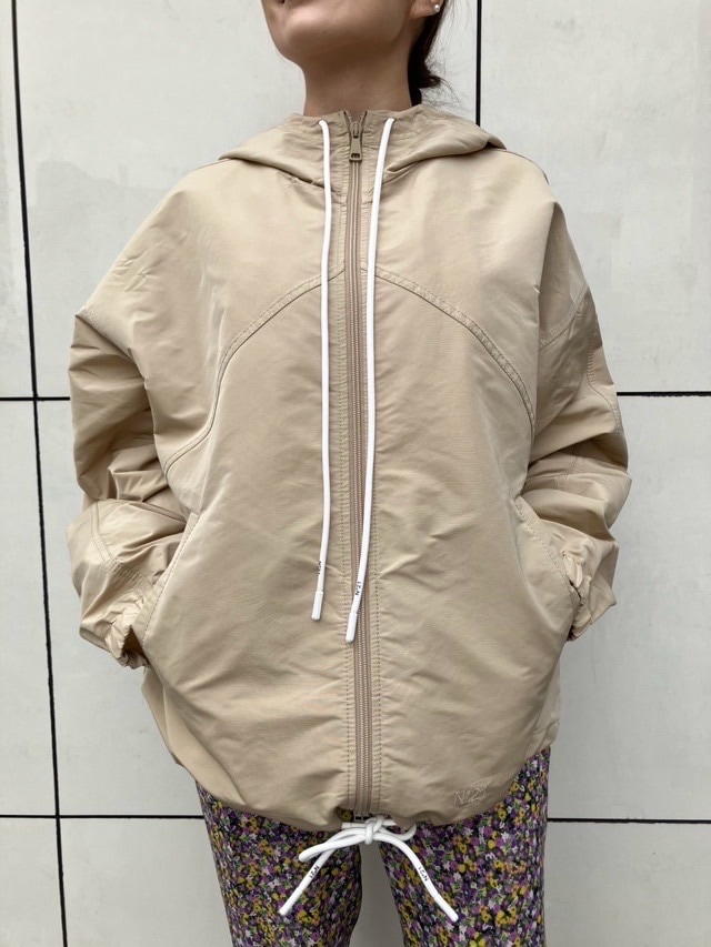 N°21　ヌメロヴェントゥーノ 25SW-O011-5844 タフタフーディージップアップ　BEIGE 