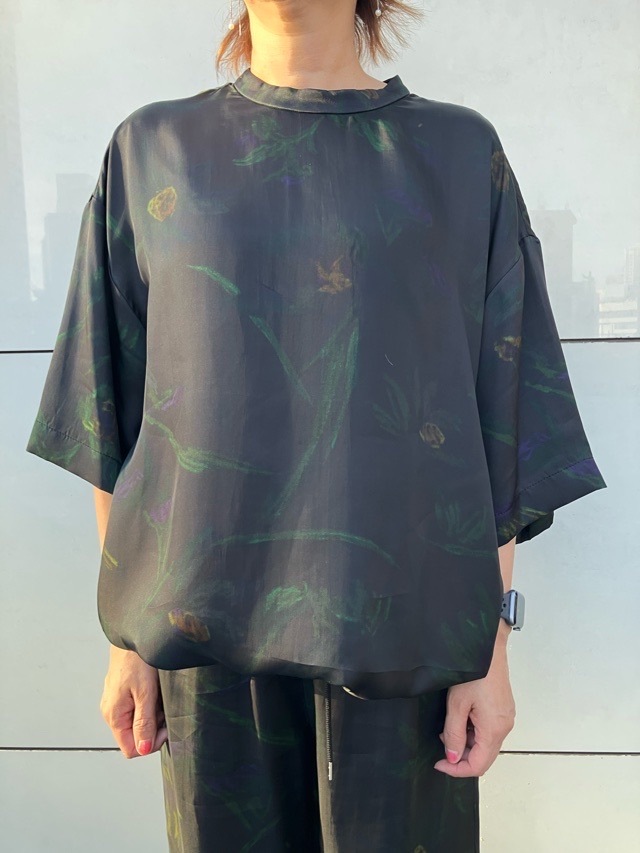 niar.nippon   ニア―ニッポン　824-2526　ボタニカルプリントオ―バ－Ｔシャツ　ブラック柄