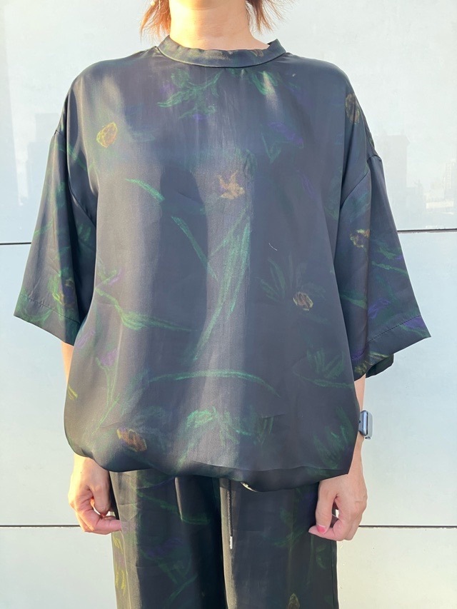 niar.nippon   ニア―ニッポン　824-2526　ボタニカルプリントオ―バ－Ｔシャツ　ブラック柄