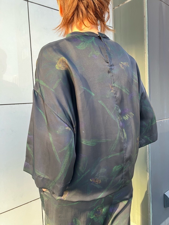 niar.nippon   ニア―ニッポン　824-2526　ボタニカルプリントオ―バ－Ｔシャツ　ブラック柄