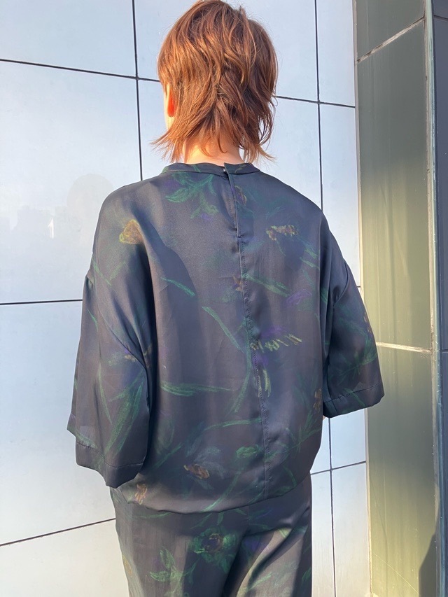 niar.nippon   ニア―ニッポン　824-2526　ボタニカルプリントオ―バ－Ｔシャツ　ブラック柄