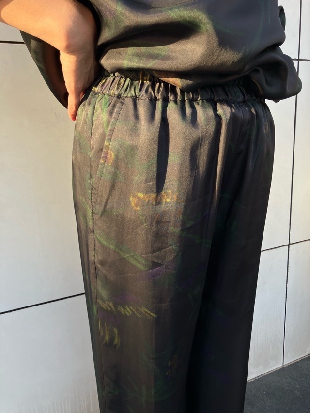 niar.nippon ニア―ニッポン 840-2526 ボタニカルプリントストレートパンツ ブラック柄