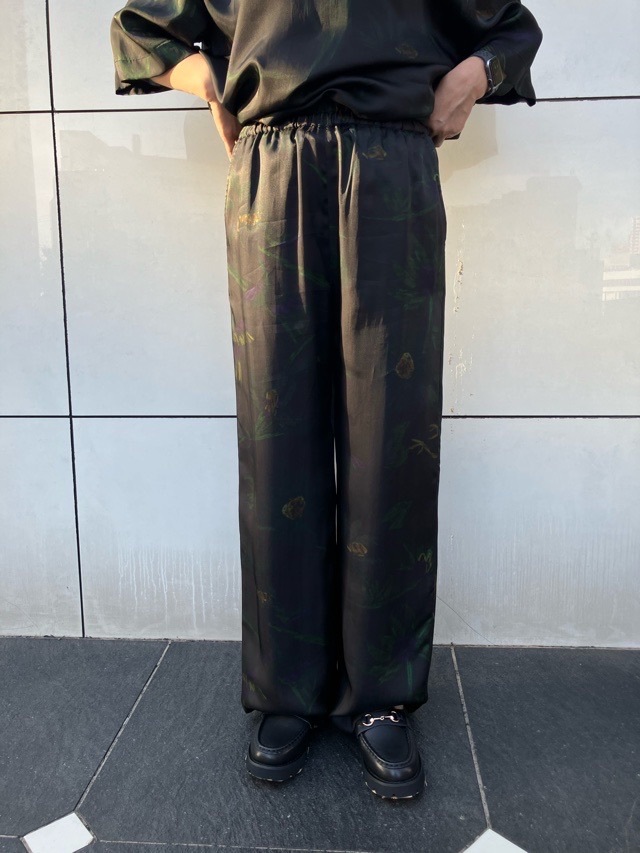 niar.nippon ニア―ニッポン 840-2526 ボタニカルプリントストレートパンツ ブラック柄