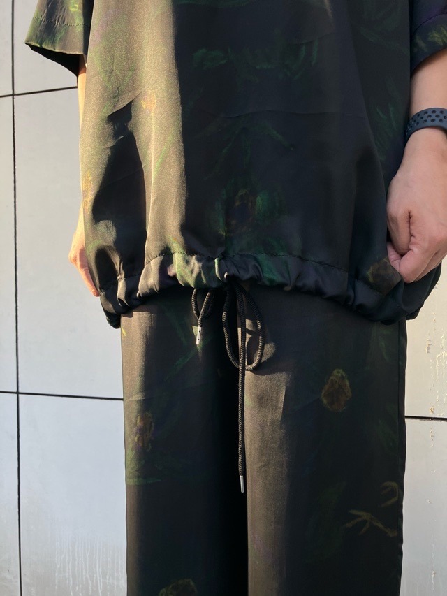 niar.nippon ニア―ニッポン 840-2526 ボタニカルプリントストレートパンツ ブラック柄