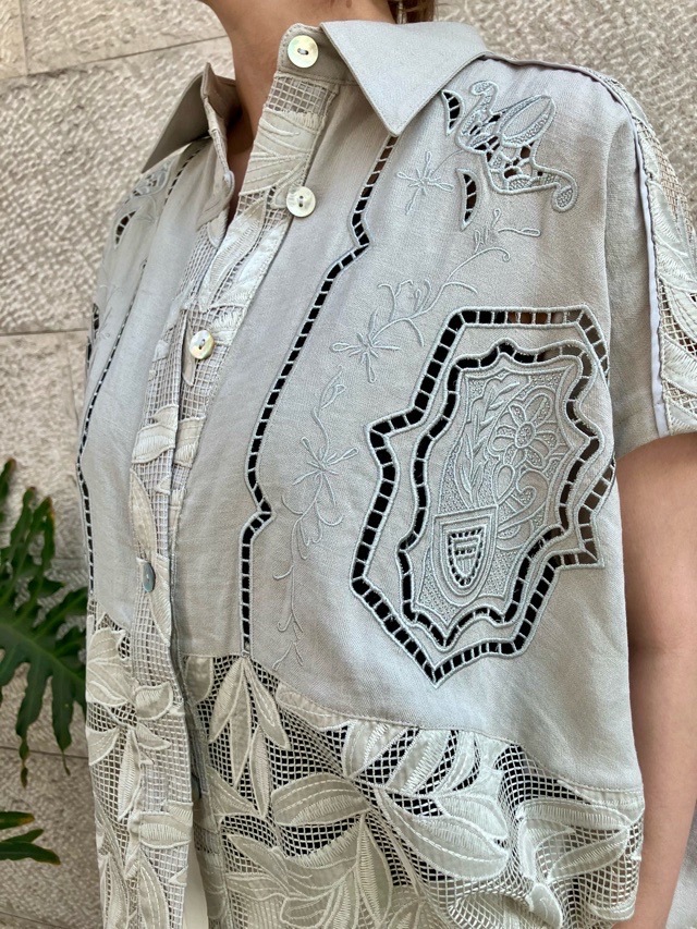 AULA AILA   1261-04056  カットワークエンブロイダリーシャツ　GREIGE（13）/ BLACK(19)  アウラアイラ