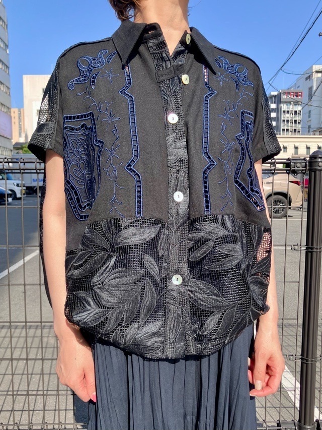 AULA AILA   1261-04056  カットワークエンブロイダリーシャツ　GREIGE（13）/ BLACK(19)  アウラアイラ