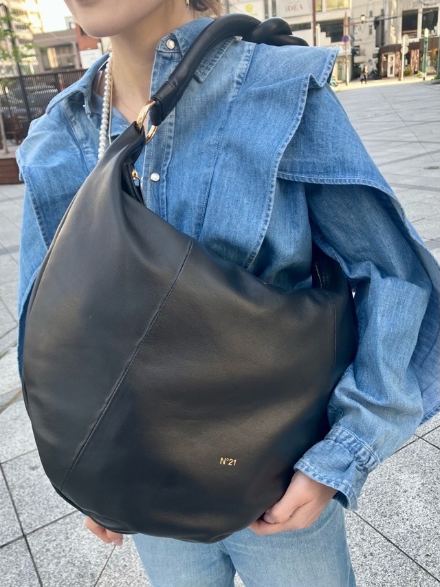 N°21　ヌメロヴェントゥーノ 25S-981NP01 三日月型 レザーバッグ Hobo  BLACK