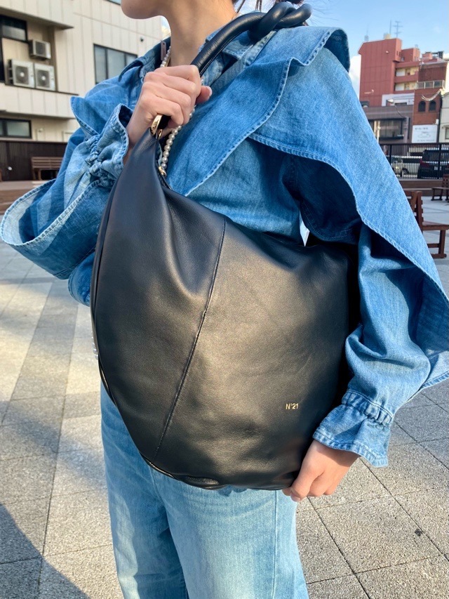 N°21　ヌメロヴェントゥーノ 25S-981NP01 三日月型 レザーバッグ Hobo  BLACK