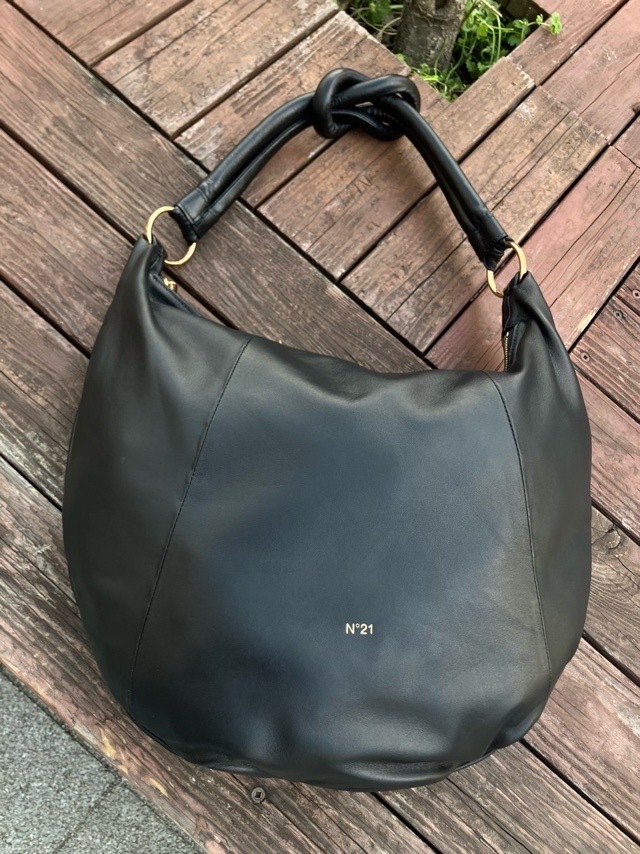 N°21　ヌメロヴェントゥーノ 25S-981NP01 三日月型 レザーバッグ Hobo  BLACK