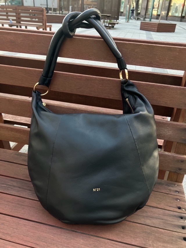 N°21　ヌメロヴェントゥーノ 25S-981NP01 三日月型 レザーバッグ Hobo  BLACK