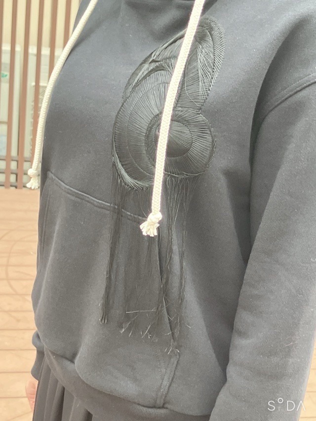 EZUMi エズミ 2025FW タイムエンブロイダリ-フーディ- CHARCOAL GRAY/BLACK YEAW25CS04