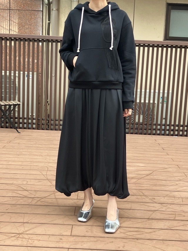 EZUMi エズミ 2025FW タイムエンブロイダリ-フーディ- CHARCOAL GRAY/BLACK YEAW25CS04