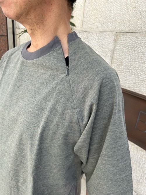 WhiteMountaineering　ZIP PULLOVER WM2471506　ジップアップ　プルオーヴァー　ホワイトマウンテニアリング　オーバーラップ　ロゴＴシャツ