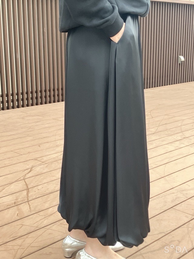 EZUMi  エズミ   サテン バルーン スカート　NAVY / BLACK　YEAW25SK05