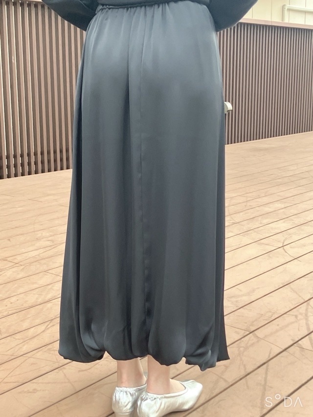 EZUMi  エズミ   サテン バルーン スカート　NAVY / BLACK　YEAW25SK05