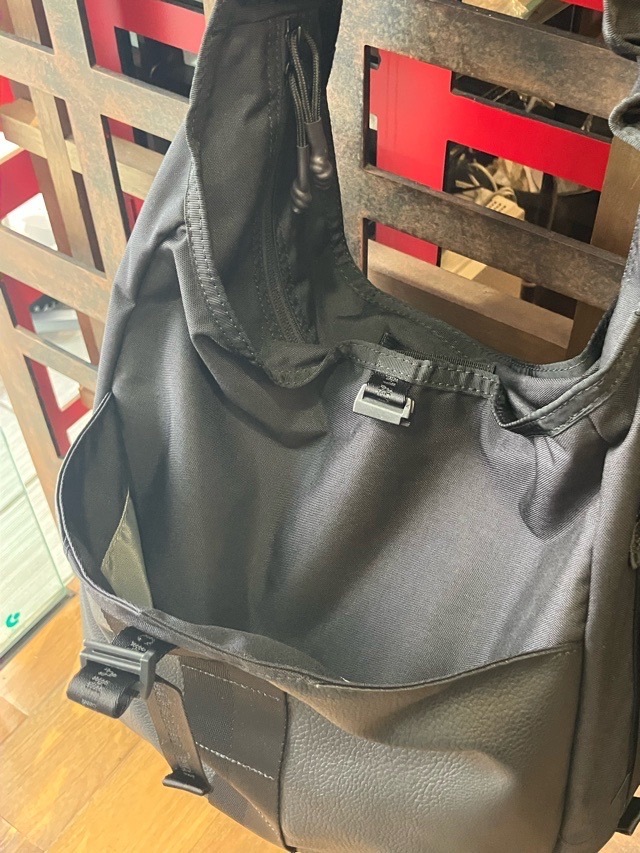 White Mountaineering ×BRIEFING  HOBO SHOULDER TALL  BK2573803   BLACK   ホワイトマウンテニアリング