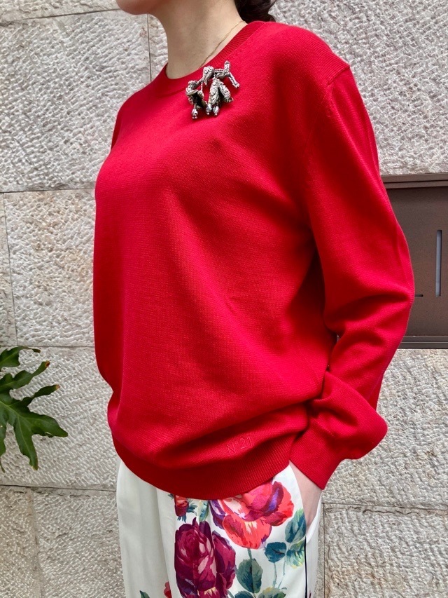 N°21　ヌメロヴェントゥーノ    ブローチ付き 長袖 綿 ニット セーター      26S-A013-7604　   WHITE (1111) / RED (4571) / GRAY (8993)