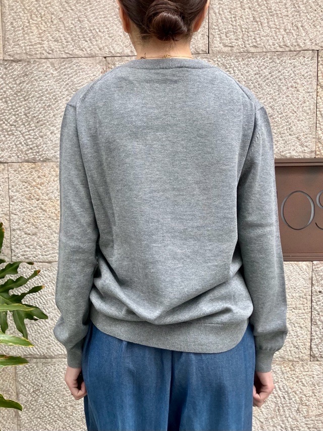 N°21　ヌメロヴェントゥーノ    ブローチ付き 長袖 綿 ニット セーター      26S-A013-7604　   WHITE (1111) / RED (4571) / GRAY (8993)