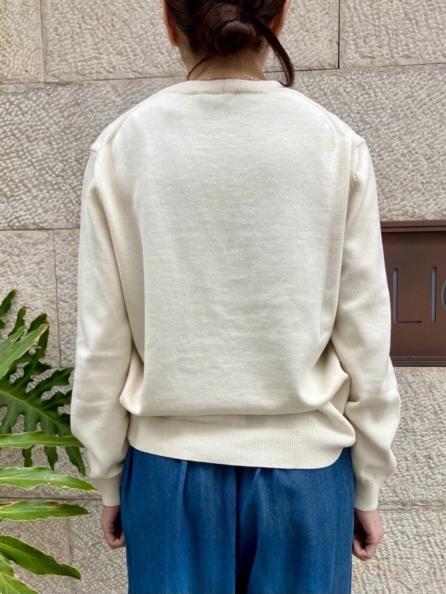 N°21　ヌメロヴェントゥーノ    ブローチ付き 長袖 綿 ニット セーター      26S-A013-7604　   WHITE (1111) / RED (4571) / GRAY (8993)