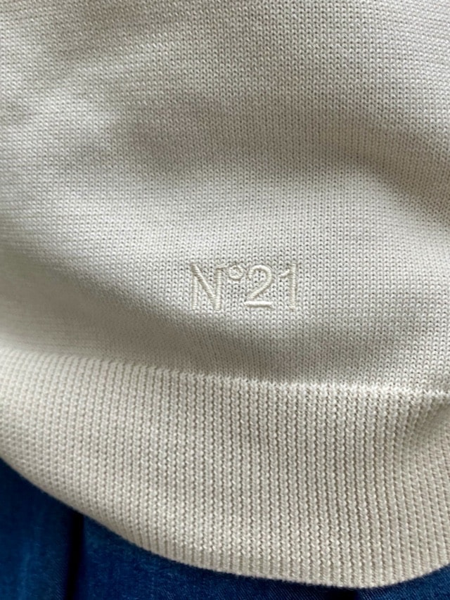 N°21　ヌメロヴェントゥーノ    ブローチ付き 長袖 綿 ニット セーター      26S-A013-7604　   WHITE (1111) / RED (4571) / GRAY (8993)