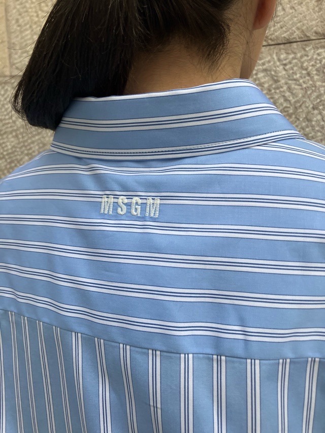 MSGM 胸ロゴ ショート丈 シャツ ブラウス 3941MDE19 WHITE (01) / BLUE STRIPE (82) エムエスジーエム