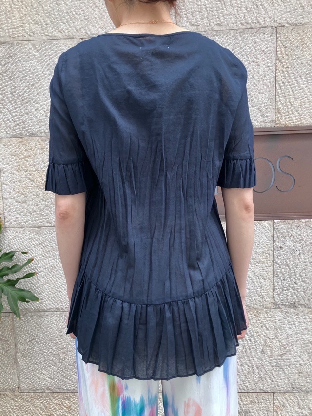AKANE UTSUNOMIYA アカネ ウツノミヤ  スクエアーカット衿 リンクルプリーツ加工　半袖プルオーバー  SAP-FOP38-2009   NAVY / WHITE / ORANGE