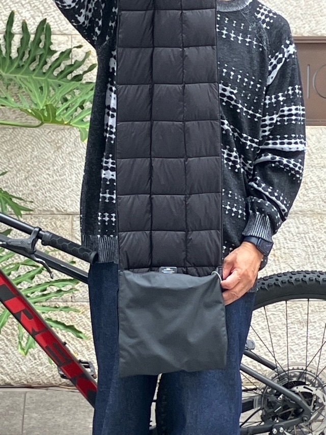 White Mountaineering　TAIONコラボレーションダウンマフラー　ホワイトマウンテニアリング　BK2573805  BLACK