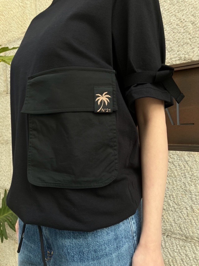 N°21　ヌメロヴェントゥーノ　BIGポケット付き Ｔシャツ 25SU-F021-4157  WHITE/BLACK