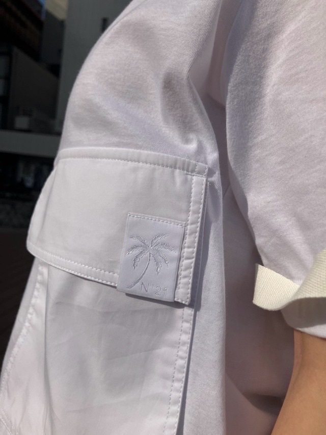 N°21　ヌメロヴェントゥーノ　BIGポケット付き Ｔシャツ 25SU-F021-4157  WHITE/BLACK