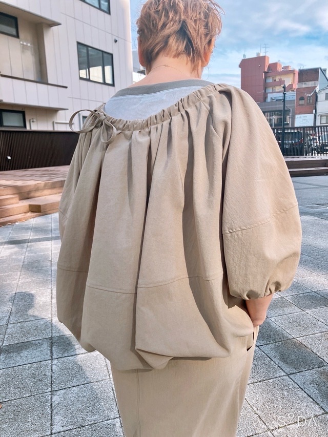 AKANE UTSUNOMIYA アカネ ウツノミヤ  バル－ンシルエットブラウス  SPA-FB25-2005　NAVY/BEIGE